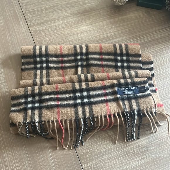 Authentic Burberry 💯Cashmere Scarf 🧣 - Picture 4 of 9